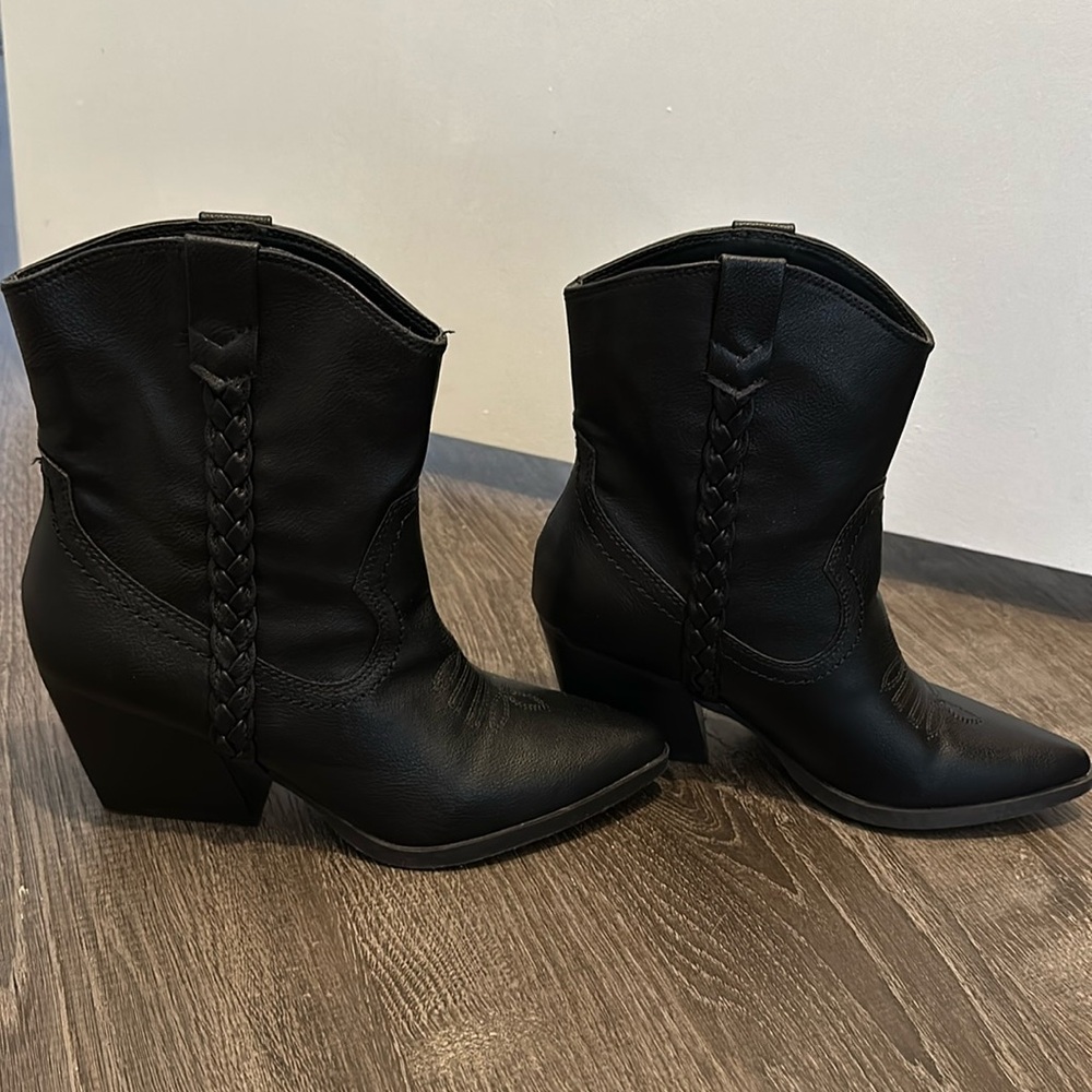 Size 6 western bootsnever been worn. Purchased at Francesca’s.
